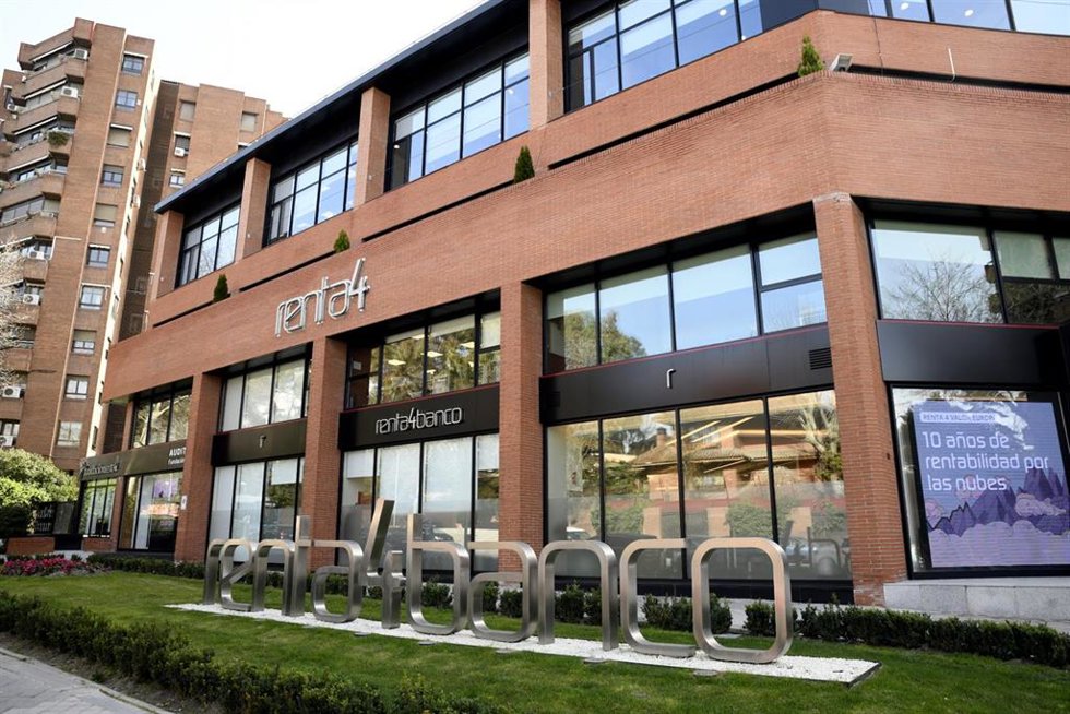 Archivo - Una de las oficinas de Renta 4 Banco en Madrid.
