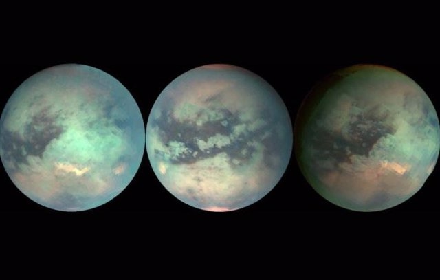 Estos tres mosaicos de Titán se compusieron con datos del espectrómetro de mapeo visual e infrarrojo de Cassini tomados durante los últimos tres sobrevuelos de Titán, en 2005 y 2006