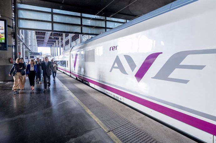Nueva imagen del AVE en un tren estacionado en Puerta de Atocha