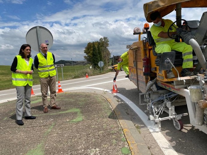 La delegada territorial de Fomento en Sevilla, Susana Cayuelas, ha visitado este lunes la actuación en la carretera que une Morón de la Frontera con Coripe.