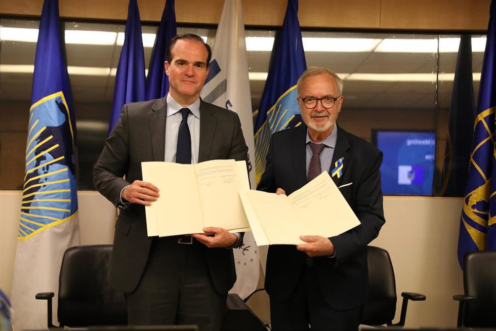 Archivo - El presidente del BID, Mauricio Claver-Carone, y el presidente del BEI, Werner Hoyer,