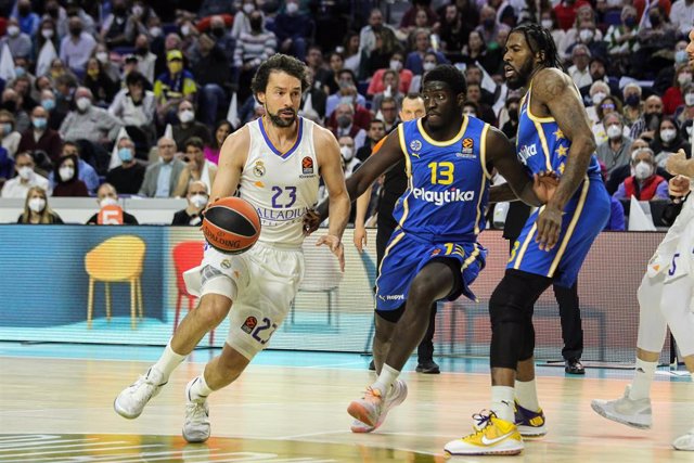 El jugador del Real Madrid Sergio Llull y el jugador del Maccabi Tel Aviv Khyri Thomas en el partido de 'playoff' de Euroliga 2021-2022 en el Wizink Center.