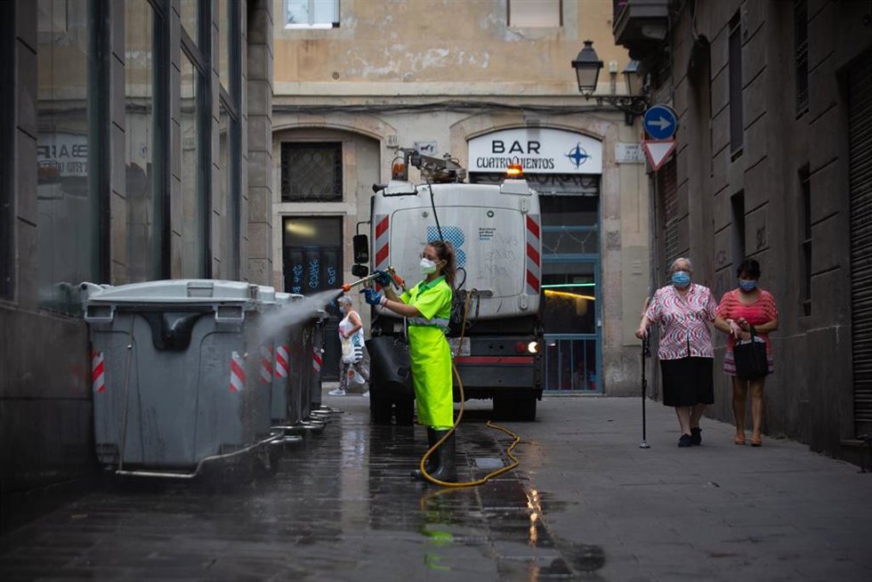 Archivo - Una trabajadora limpia una vía de Barcelona, a 26 de julio de 2021, en Barcelona, Catalunya, (España).
