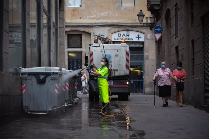 Archivo - Una treballadora del servei de neteja a Barcelona