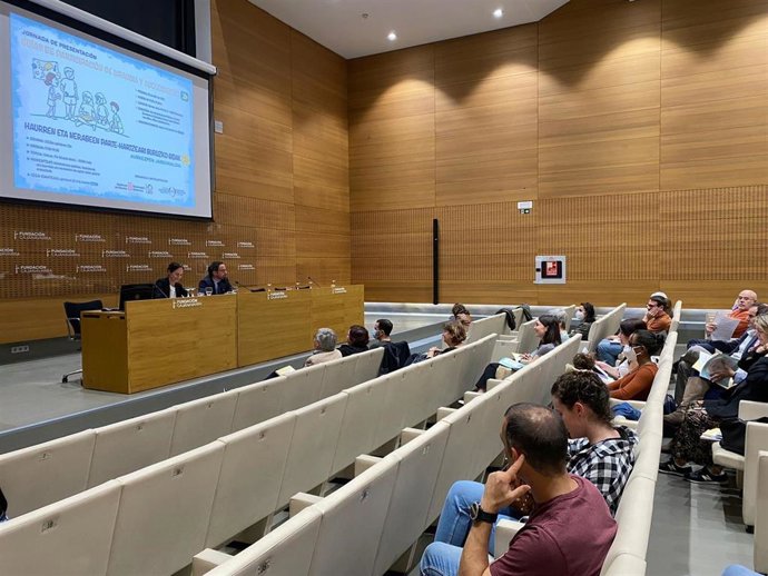 Clara Mapelli y Joseba Asiain en un momento de la presentación de las guías de Participación de la Infancia y Adolescencia