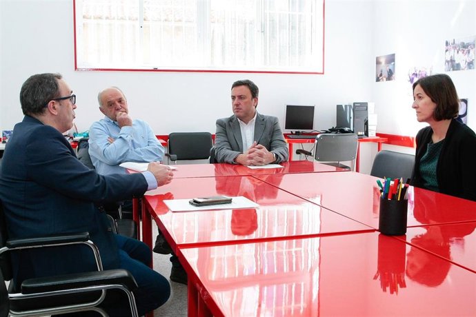 El secretario xeral del PSdeG, Valentín González Formoso, se reúne con médicos de urgencias