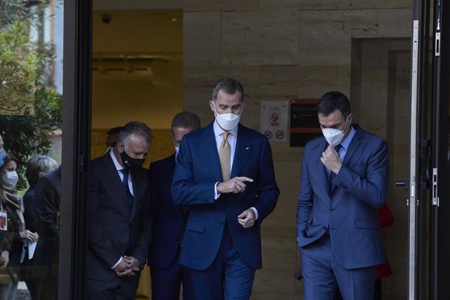 Archivo - El presidente del Gobierno, Pedro Sánchez (d), se despide del Rey de España, Felipe VI, en la Conferencia de Presidentes, en el Museo Arqueológico Benahoarita, a 13 de marzo de 2022, en Los Llanos de Aridane, La Palma, Canarias (España).