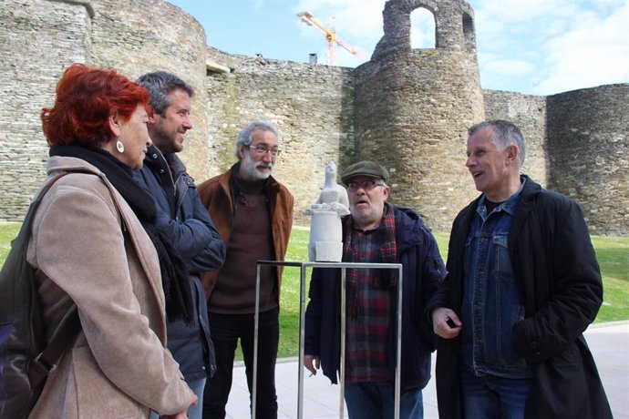 El teniende de alcalde del Ayuntamiento de Lugo, Rubén Arroxo, en la presentación de la imagen de la escultura que presidirá la Praza da Mosqueira