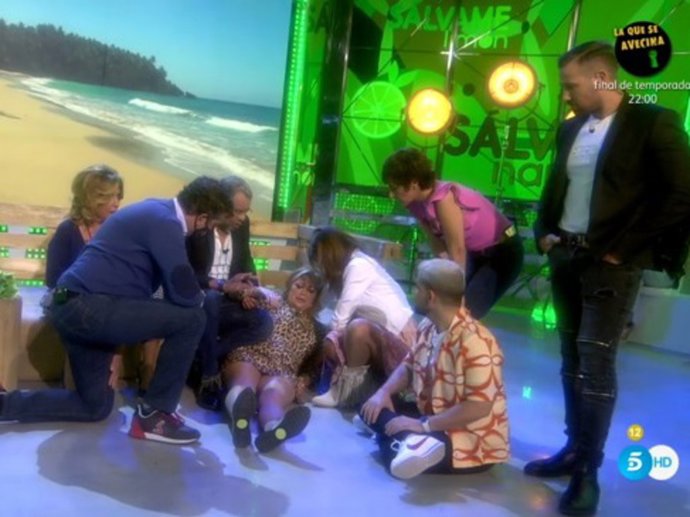 BELEÉN ESTEBAN SE ROMPE LA TIBIA Y EL PERONÉ EN DIRECTO EN SALVAME