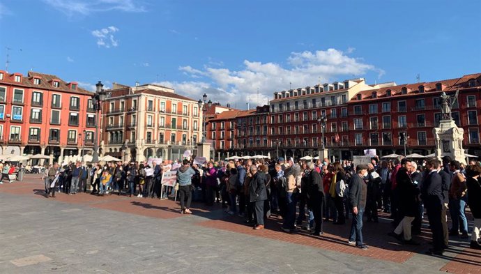 Personas que no han podido acceder a la Audiencia Pública sobre el soterramiento protestan ante las puertas del Ayuntamiento de Valladolid.