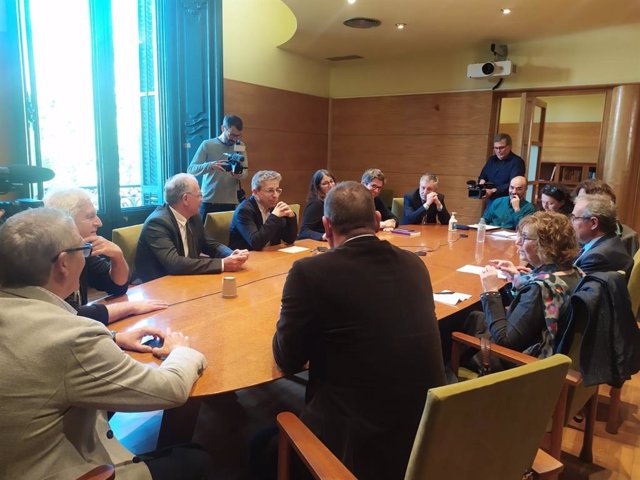 El teniente de alalcde de Cultura del Ayuntamiento de Barcelona, Jordi Martí, en una reunión con representantes del sector del libro este lunes.
