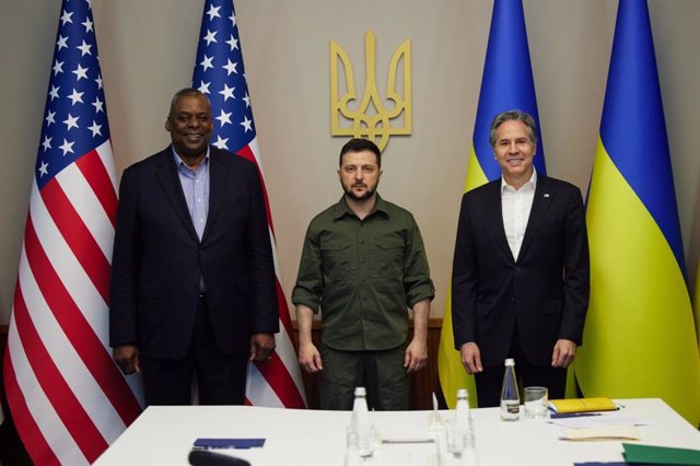 El presidente ucraniano, Volodimir Zelenski, flanqueado por los secretarios de Estado y de Defensa de Estados Unidos, Antony Blinken y Lloyd Austin