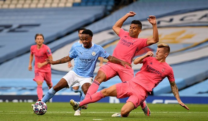 Archivo - 07 August 2020, England, Manchester: Manchester City's Raheem Sterling (L) battle for the ball with Real Madrid's Toni Kroos (R) and Carlos Casemiro during the UEFA Champions League round of 16 second leg soccer match between Manchester City a