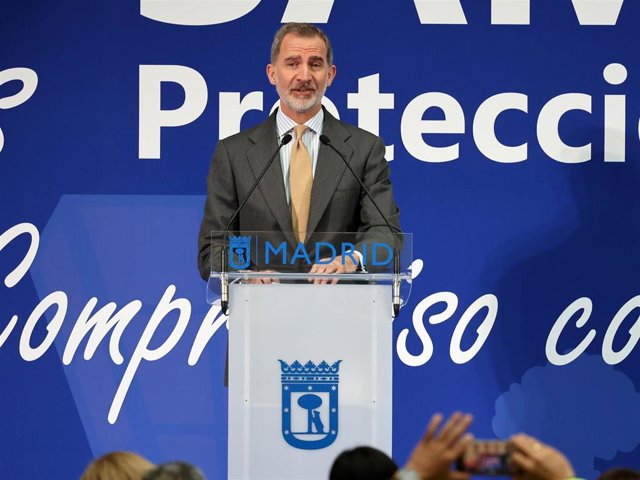 Archivo - El rey Felipe VI durante el acto central conmemorativo del SAMUR