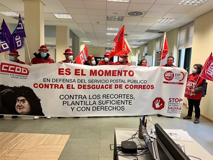 Encierro de representantes sindicales de CC.OO. Y UGT en la jefatura provincial de Correos en Pontevedra.