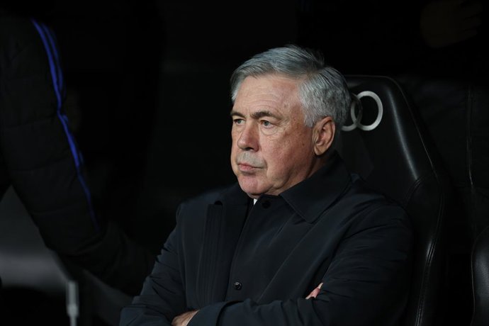 Archivo - Carlo Ancelotti, coach of Real Madrid, looks on during the spanish league, La Liga Santander, football match played between Real Madrid and FC Barcelona at Santiago Bernabeu stadium on March 20, 2022, in Madrid, Spain.