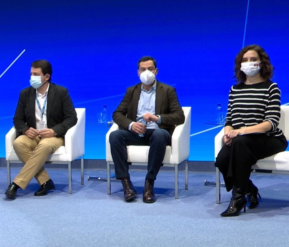 Los presidentes de Castilla y León, Alfonso Fernández Mañueco; Andalucía, Juanma Moreno; y Madrid, Isabel Díaz Ayuso, en el congreso del PP de Castilla y León el pasado mes de enero de 2022