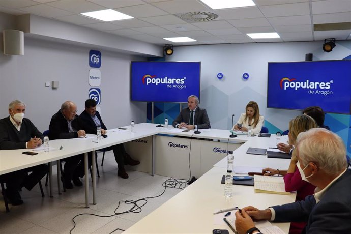 Jorge Azcón (PP) se ha reunido con los regantes en la sede autonómica del PP.