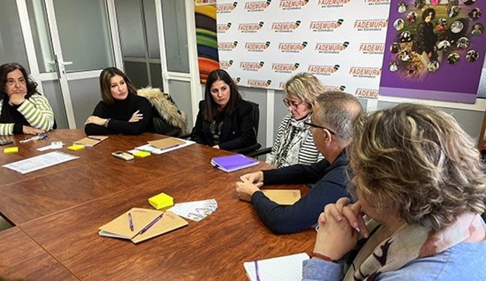 Gil Rosiña con las representantes de Fademur.