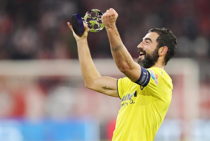 Raúl Albiol celebra con la afición del Villarreal su premio de 'MVP' en el Bayern-Villarreal de los cuartos de final de la Liga de Campeones 2021-2022