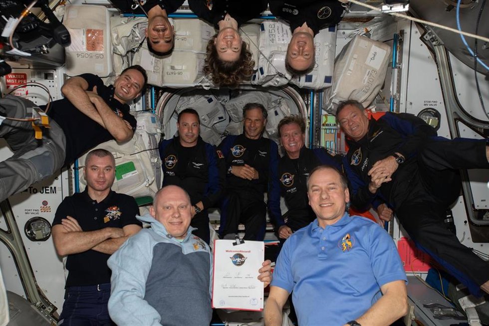 Los cuatro turistas espaciales que han realizado la primera visita de un viaje privado a la Estación Espacial Internacional (EEI). Entre ellos está el hispano-estadounidense Michel López-Alegr