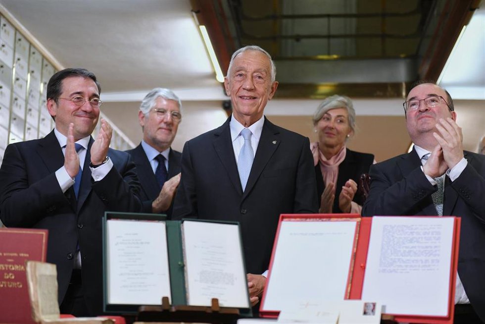 (I-D) El ministro de Asuntos Exteriores, Unión Europea y Cooperación, José Manuel Albares; el presidente de Portugal, Marcelo Rebelo de Sousa, y el ministro de Cultura y Deporte, Miquel Iceta, en el acto de entrega del legado de José Saramago.