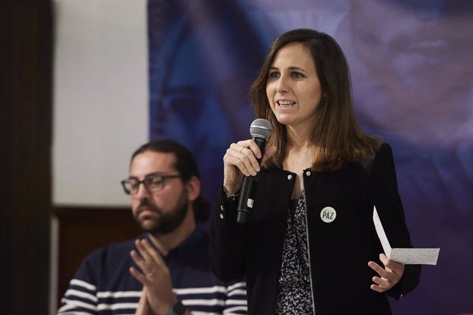 La secretaria general de Podemos y Ministra de Derechos Sociales, Ione Belarra durante el Encuentro presencial bajo el título 'Un futuro progresista para Andalucía' en el Hogar Virgen de los Reyes, a 25 de abril de 2022 en Sevilla (Andalucía, España)