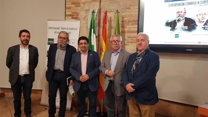 Francisco Reyes participa en un coloquio sobre la recuperación económica de Tribuna Cívica