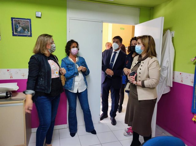 Catalina García visita el centro de salud de Peal del Becerro (Jaén)