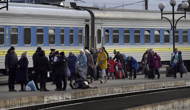 Archivo - 10 de marzo de 2022, Lviv, Ucrania: Un hombre murió en el tren tan cerca de la seguridad mientras los desplazados que huyen de la invasión rusa evacuan a través de la estación central en Lviv, Ucrania, el 10 de marzo de 2022.  El personal médico