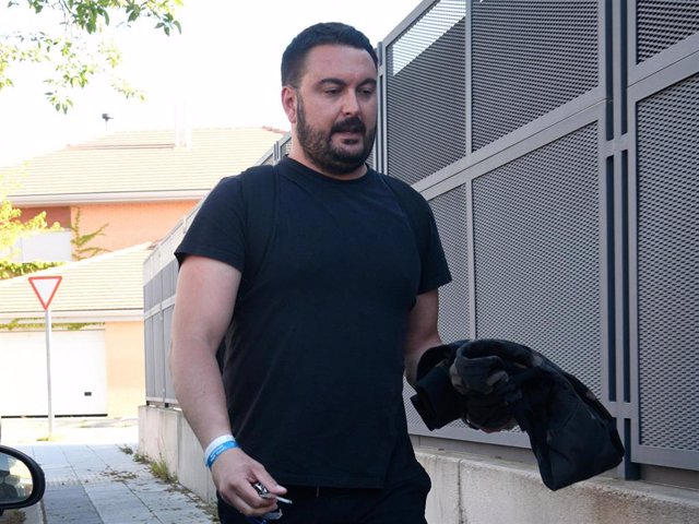 Miguel Marcos, llegando a su casa tras el accidente sufrido por Belén Esteban en 'Sálvame'