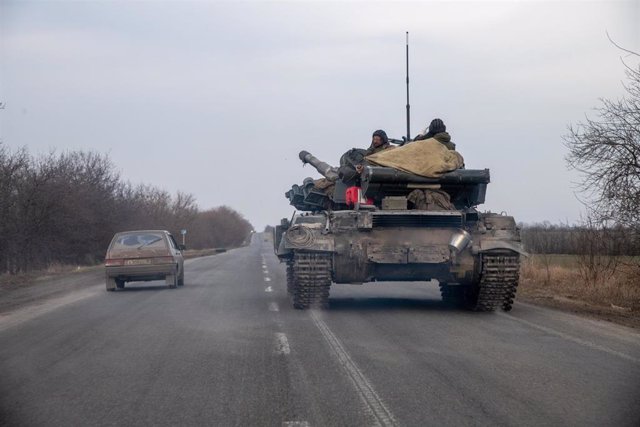 Tanques del ejército ruso alrededor de la ciudad de Mariupol en el sureste de Ucrania