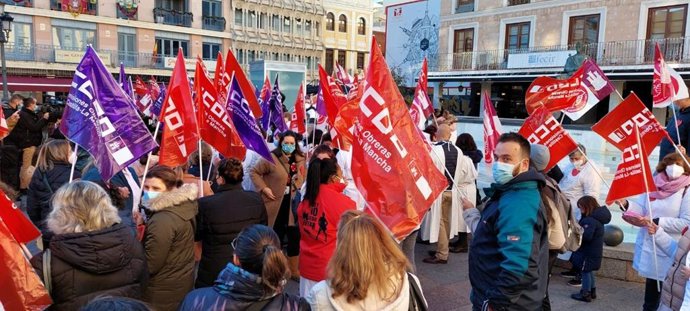 Archivo - Concentración de CCOO y UGT en la Plaza Mayor de Ciudad Real ante la sede de la patronal Fecir para reclamar la negociación del convenio colectivo provincial que regula los salarios y condiciones de trabajadores de ayuda a domicilio.