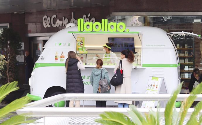 Food truck de llaollao instalada en El Corte Inglés de Murcia