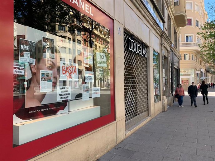 Tienda Douglas cerrada en Santander