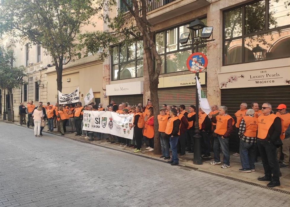 Más de 30 personas piden frente al Parlament la paralización del Plan de Gestión Red Natura 2000 en Ibiza.