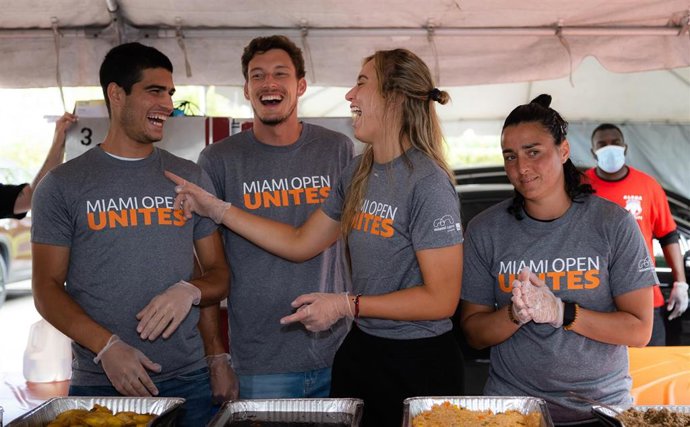 Archivo - Paula Badosa y Carlos Alcaraz bromean ante Pablo Carreño y Ons Jabeur durante una acción en el Masters 1.000 de Miami