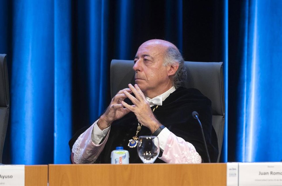 Archivo - El rector de la Universidad Carlos III, Juan Romo, durante el solemne acto oficial de apertura del curso académico 2021/22 de las universidades madrileñas en la Universidad Carlos III, a 7 de septiembre de 2021, en Getafe, Madrid (España).