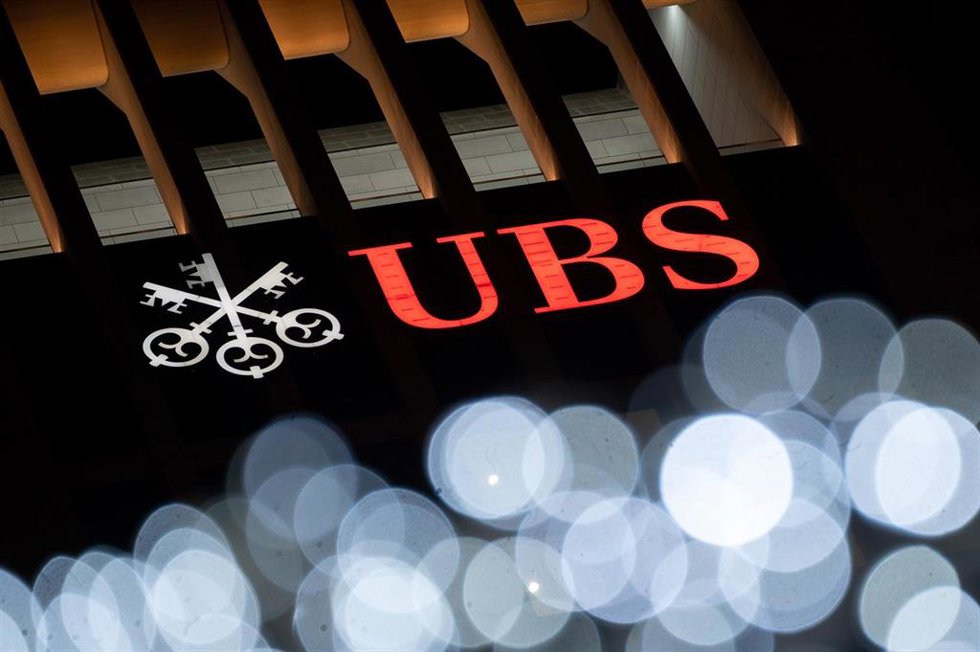 Archivo - FILED - 10 December 2021, Hessen, Frankfurt_Main: The UBS Group AG logo is pictured on the bank's headquarters in downtown Frankfurt.  Swiss banking giant UBS Group reported net profits attributable to shareholders reached 1.35 billion dollars