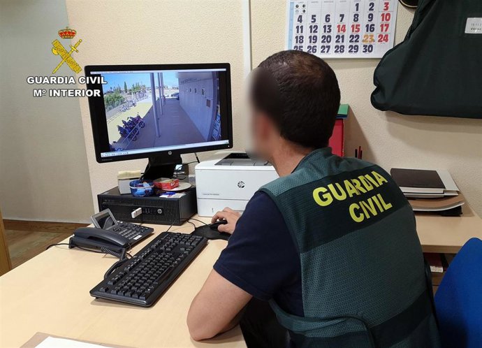 Una agente de la Guardia Civil trabaja en el caso