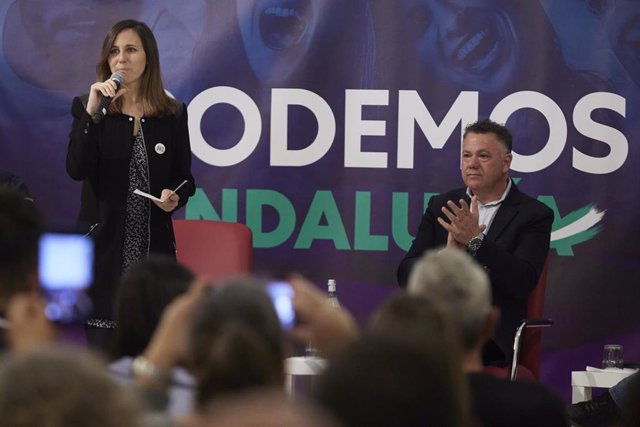 La secretaria general de Podemos y Ministra de Derechos Sociales y Agenda 2030, Ione Belarra, y el diputado de Unidas Podemos Juan Antonio Delgado durante el Encuentro presencial bajo el título 'Un futuro progresista para Andalucía', en Sevilla.