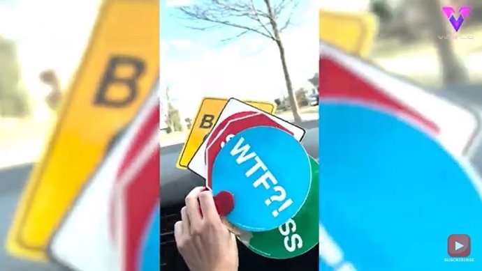 Este hombre utiliza señales de tráfico manuales para controlar su ira en la carretera