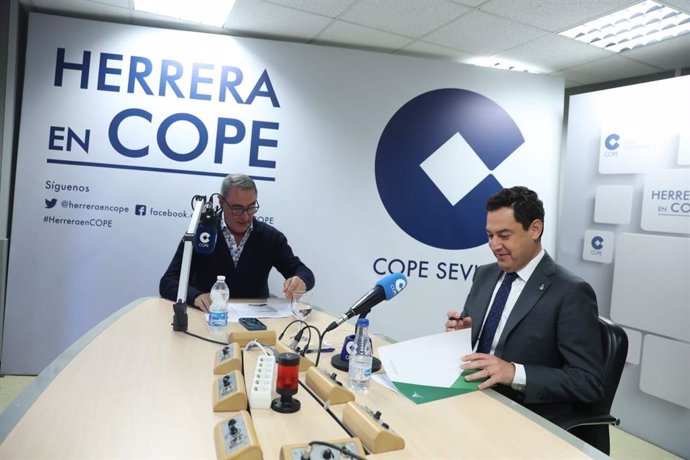 El presidente de la Junta de Andalucía en funciones, Juanma Moreno, este martes, durante la entrevista en la Cadena COPE