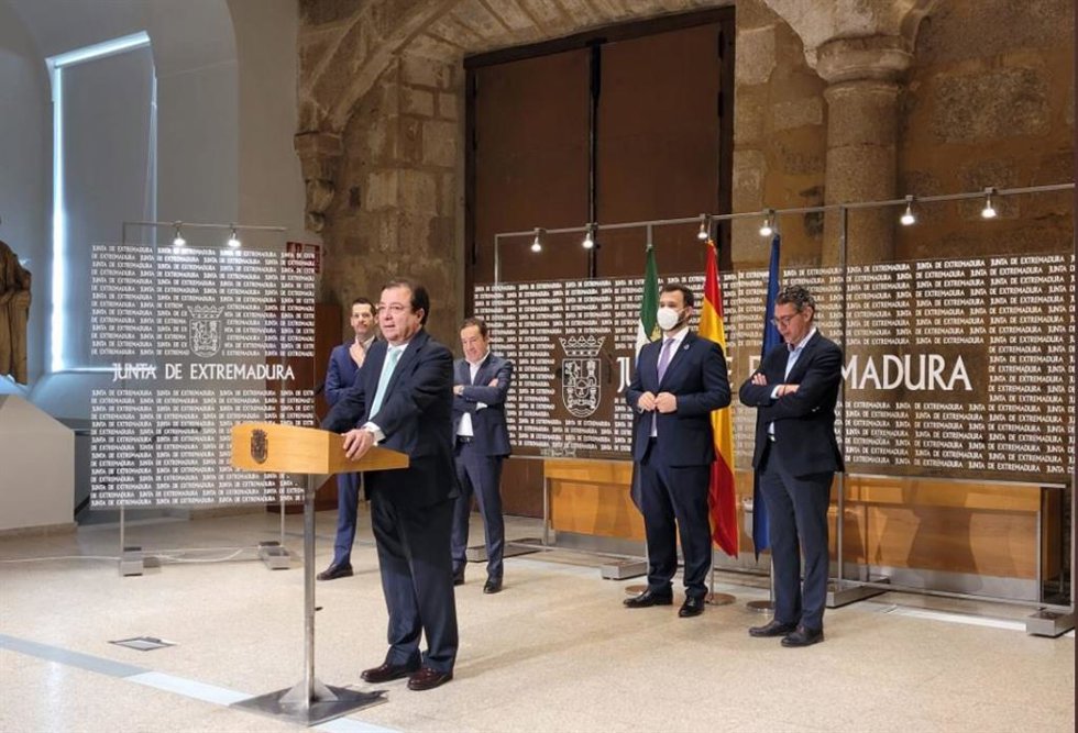 El presidente de la Junta de Extremadura, Guillermo Fernández Vara, en rueda de prensa