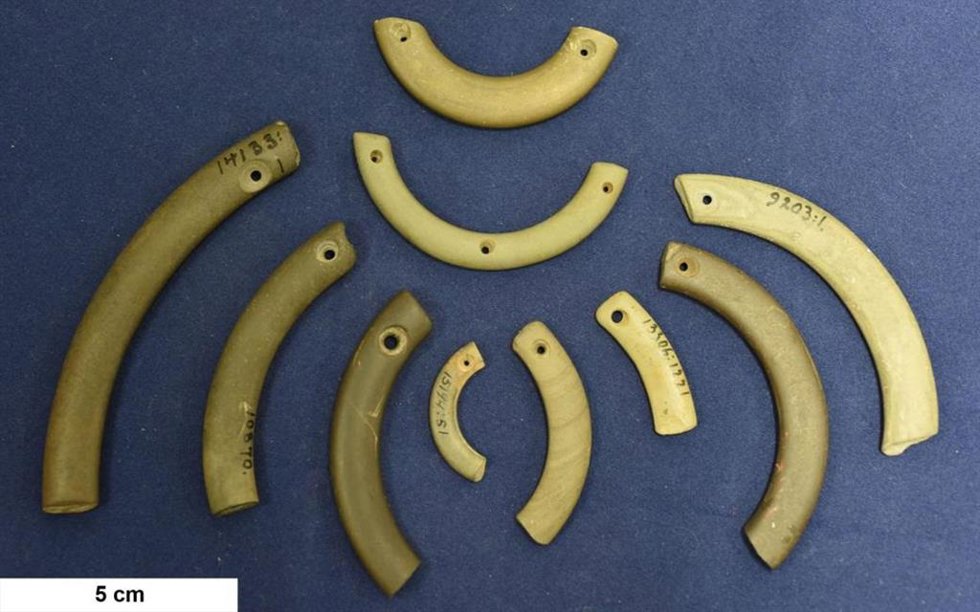 Anillos ornamentales de pizarra de la Edad de Piedra.