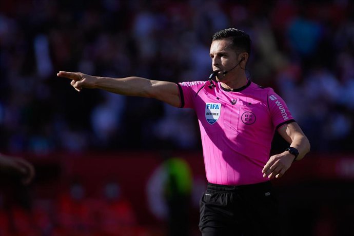 Archivo - El árbitro español Carlos Del Cerro Grande.