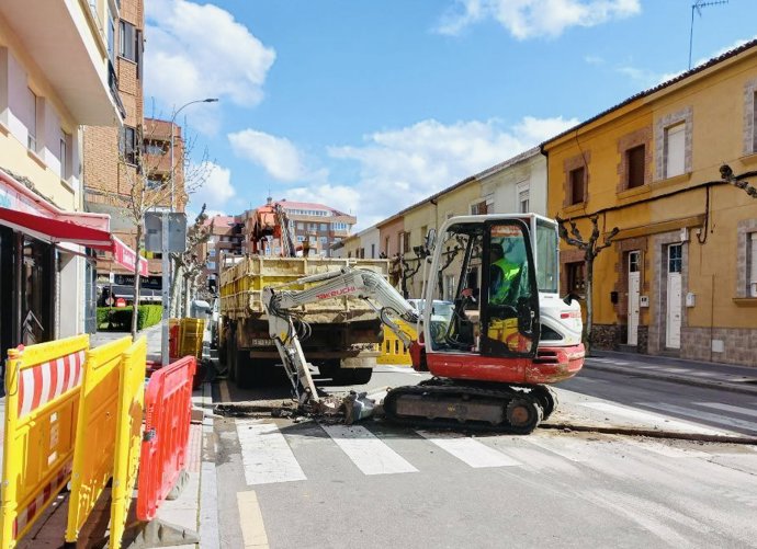 Trabajos de iluminación de los pasos de peatones de la ciudad iniciados por el Ayuntamiento de León.