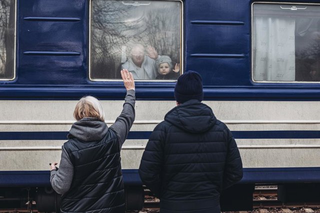 Archivo - Dues persones a l'estació de tren de Lissitxansk