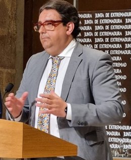 El vicepresidente segundo y consejero de Sanidad y Servicios Sociales de la Junta, José María Vergeles, en rueda de prensa