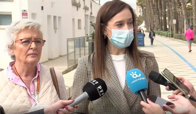 La concejala de Playas del Ayuntamiento de Málaga, Teresa Porras (i) y la portavoz del PP de Málaga y de la formación en el Ayuntamiento de la capital, Elisa Pérez de Siles, atienden a los medios de comunicación.